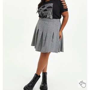 Torrid pleated skater skirt- Houndstooth black and white size 1x